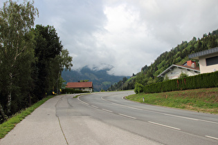 wenig weiter auf dem Parkplatz, Blick bergauf, …