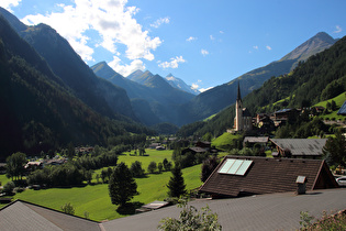 in Heiligenblut, Blick zur Pfarrkirche und zum Großglockner