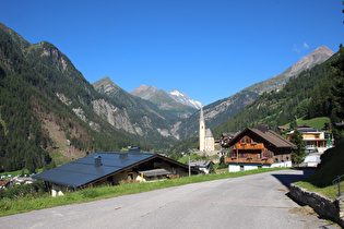 in Heiligenblut, Blick auf Pfarrkirche und v. l. n. r. Krocker, Glocknerkamm und Wasserradkopf