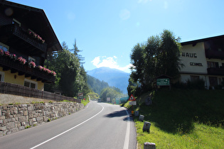 am oberen Ortseingang von Heiligenblut, Blick bergauf zum Sandkopf …