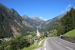 … und Blick über den Ortskern auf v. l. n. r. Krocker, Glocknerkamm und Wasserradkopf