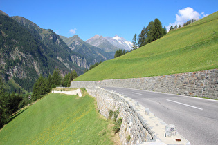 … und Blick auf v. l. n. r. Krocker, Glocknerkamm und Wasserradkopf (in Wolken)