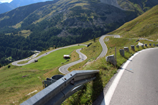 Blick auf den Kreisel im Guttal und die Kehren 25…22