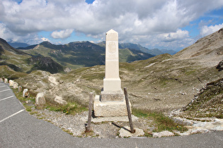 Grenzstein des Landes Salzburg, links im Hintergrund Mittertörl und Edelweißspitze