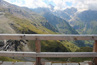 Blick auf v. l. n. r. Großglockner (Gipfel in Wolken), Sinwelleck (Gipfel in Wolken), Fuscherkarkopf mit Fuscherkarkees darunter, Breitkopf und Nördlicher Bockkarkees