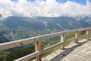 Blick zum Fuscher/Kapruner Kamm mit v. l. n. r. Nördlicher Bockkarkees, Hochgruberkees, Teufelsmühlkees, Boggeneikees darunter, Sandkopfkees und Walcher Kees