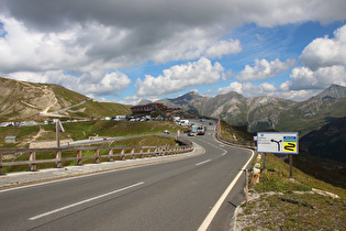 … Blick zum Parkplatz Fuscher Törl 1, …