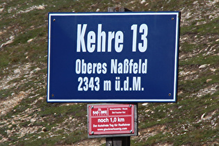 Zoom auf die Schilder in der Kehre 13