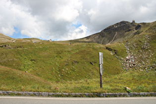 … Blick zum Parkplatz Fuscher Törl 1 und zum Törlkopf …