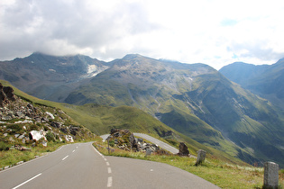 Blick ins Quellgebiet des Traunerbachs, darüber v. l. n. r. Brennkogel, Brennkogelkees, Am Birgl und Kloben dahinter …