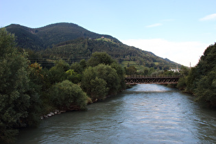 … und Blick flussabwärts auf die Westflanke der Dientener Berge