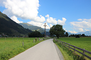 zwischen Zell am See und Mayerhofen, Blick auf die Ostflanke der Kitzbüheler Alpen …