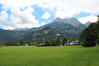 Blick auf Einsiedelei und Schloss Lichtenberg, darüber v. l. n. r. Persailhorn, Mitterhorn und Breithorn