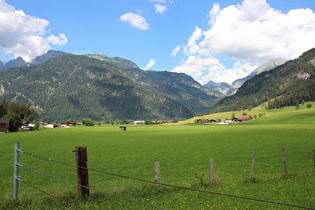 Blick auf v. l. n. r. Leoganger Steinberge, Hochkranz, Kühkranz und Praghorn