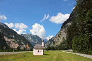 Blick talabwärts auf die Nusserkapelle in plüschigem Rosa