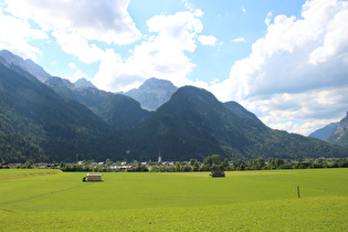 Blick über Sankt Martin bei Lofer auf Rauchenberg und Loferer Steinberge dahinter …