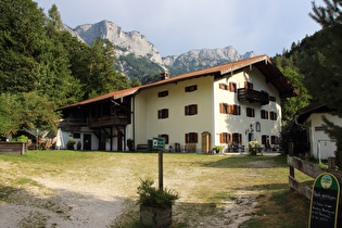 Haiderhof in Deutschland, heute geschlossen; dahinter die Reither Steinberge