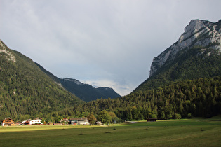 … Blick über Unterjettenberg talabwärts, …