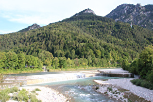 die Luitpoldbrücke über die Saalach in Bad Reichenhall, Blick flussaufwärts …