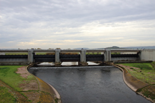 Leinepolder Salzderhelden, Abschlussbauwerk