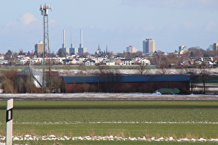 Zoom auf Hannover mit v. l. n. r. Heizkraftwerk Linden, Marktkirche und Bethlehemkirche