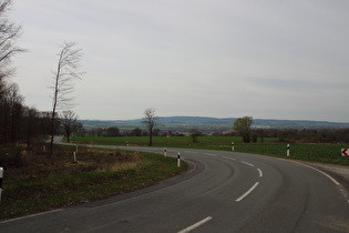 Abfahrt nach Messenkamp, Blick auf Wesergebirge am Horizont und Bückeberg …