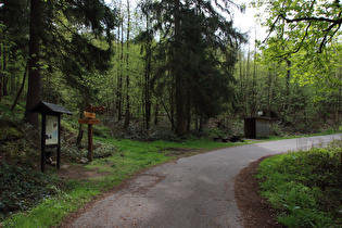 Blick zur Bössquelle mit Schutzhäuschen