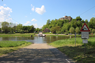 Weserfähre Polle, im Hintergrund die Burgruine Polle