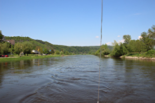 etwa in Flussmitte, Blick flussabwärts …