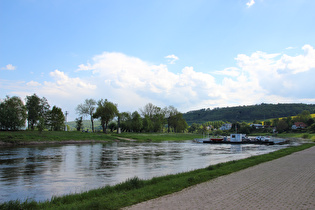 Blick vom Poller Weserufer aus zur Fähre