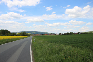 etwas weiter, Blick über Naensen zum Burgberg im Hils