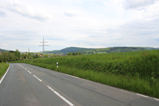 zwischen Delligsen und Kreisel L462↺L484, Blick über Delligsen zum Burgberg im Hils