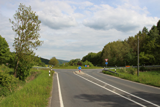 zwischen Kreisel L462↺L484 und Hohenbüchen, Blick bergab zum Kreisel …