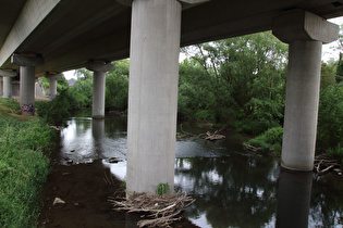 … und Blick flussabwärts, unter der Brücke der A33