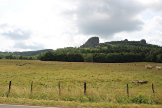 … und Blick bergauf zu den Bruchhauser Steinen