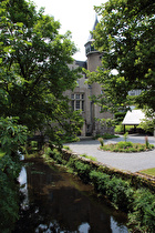 die Neger in Brunskappel, Blick flussaufwärts auf Schloss Wildenberg …