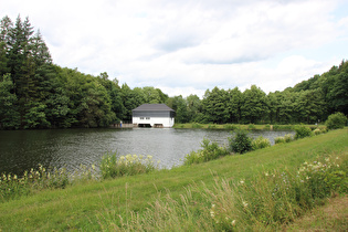 Stausee Brunskappel, Blick zur Staumauer …