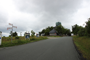 auf der Straße, Blick zum Gipfel mit dem Astenturm