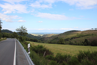 Abfahrt nach Hallenberg, Blick über das Weifetal ins Westhessische Bergland