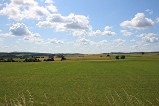 … Blick nach Süden, links am Horizont das Hohe Lohr im Kellerwald, …