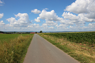 … Blick nach Westen über Geismar zum Sauerland …