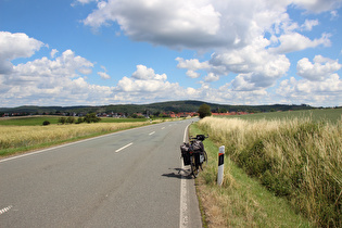 dritter Sattelpunkt der Etappe, Blick über Frankenau zum Talgang im Kellerwald, …