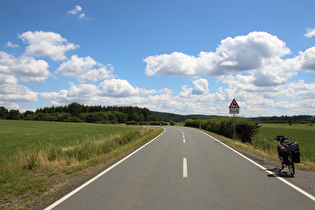 „Dach der Etappe“: L3332, namenloser Pass; Blick nach Osten zum Kellerwald, …