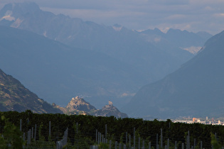 Zoom auf die Burg Tourbillon und die Basilique de Valère bei Sion