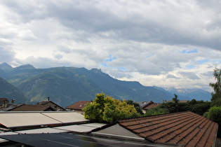 kurz vor Etappenstart, Blick über Chamoson zum Aiguille du Tour