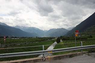 der Canal de Fully zwischen Saillon und Mazembros, Blick Richtung Mazembros …