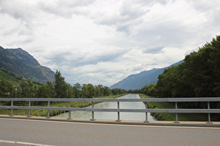 die Rhône zwischen Fully und Martigny, Blick flussaufwärts …