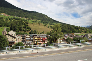 in Orsières, Blick auf Eglise St. Nicolas, Passstraße und Mont Vélan