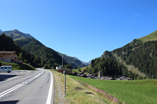 kurz nach Etappenstart, Blick über Bourg-Saint-Pierre talaufwärts, …