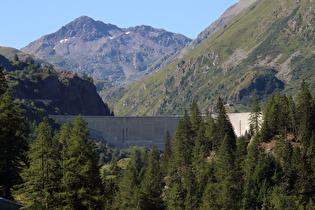 Zoom auf die Staumauer und den Mont Mort am Horizont